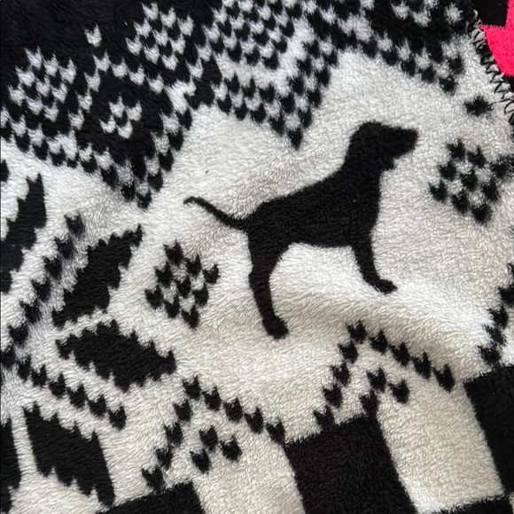 Victoria's Secret PINK Black and White Blanket approximately 50 x 60 - Picture 4 of 6